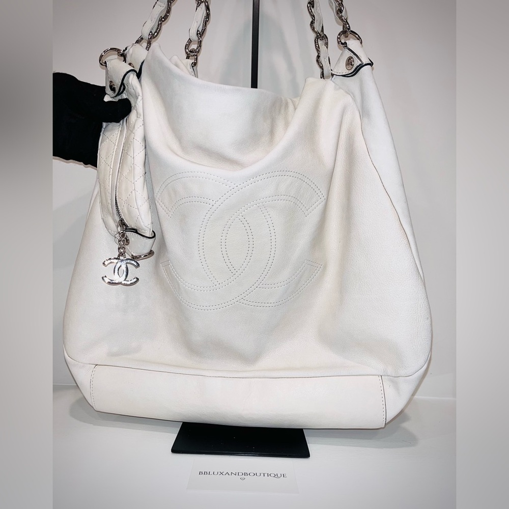 CHANEL WHITE LEATHER CHAIN TOTE HANDBAG 🪽🤍